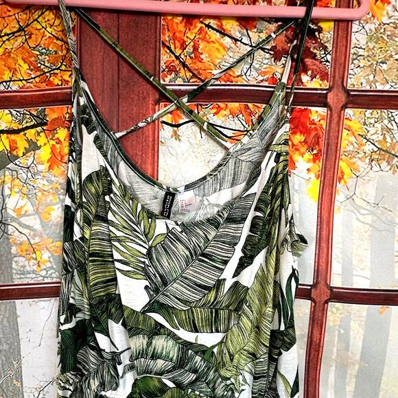 H&M Shorts One Piece Divided Palm Leaf Print Romper - size L - Picture 11 of 15